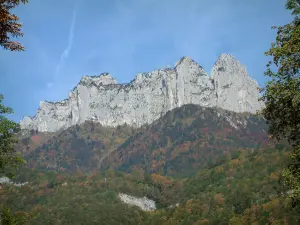 Paysages de Savoie en automne - Collines couvertes de forêts en automne et falaises des dents de Lanfon surplombant le lac d'Annecy