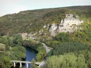 Paysages du Tarn-et-Garonne - Vue sur le pont enjambant la rivière Aveyron depuis le village de Bruniquel