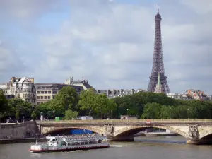 Paysages urbains - Bateau de croisière naviguant sur la Seine, pont des Invalides, et tour Eiffel dominant l'ensemble
