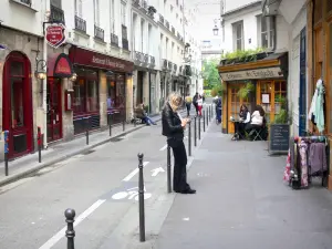 Paysages urbains - Façades et restaurants de la rue Sauval, dans le quartier des Halles