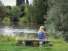 Paysages du Val-d'Oise - Parc Naturel Régional du Vexin Français (vallée de la Seine) : repos sur un banc au bord du fleuve Seine bordé d'arbres
