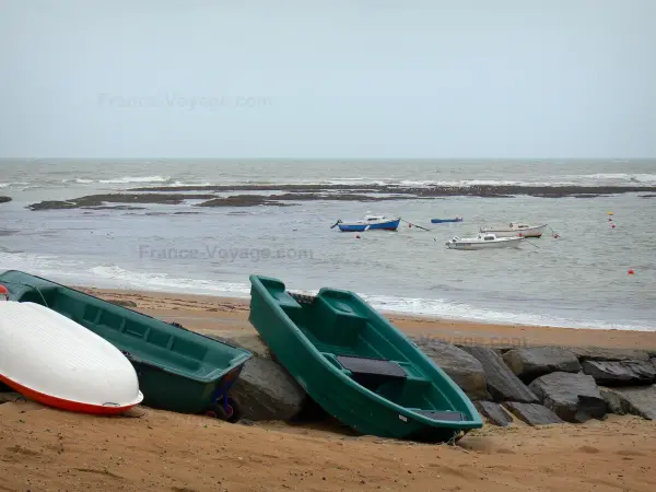 Paysages de Vendée - Plage de sable avec barques et rochers, bateaux sur la mer (océan Atlantique), à Saint-Hilaire-de-Riez (Sion-sur-l'Océan)