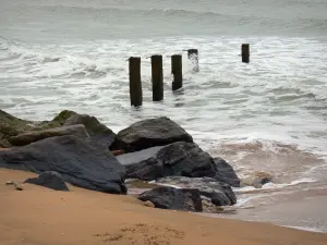 Paysages de Vendée - Sable, rochers, pieux et mer