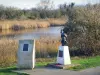 Pegasus Bridge - Busto del maggiore Howard, canne, alberi e fiume (Orne), Benouville