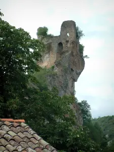 Penne - Dach eines Hauses vorne, Baum und Ruinen des Schlosses (Festung) hochgestellt auf einen felsigen Sporn