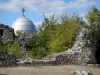 Penne-d'Agenais - Vista de las ruinas del castillo y la cúpula de plata de la Basílica de Nuestra Señora de Peyragude