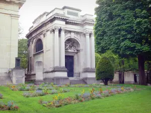 Père-Lachaise cemetery - Mausoleum of Adolphe Thiers and flowerbed