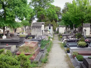 Père-Lachaise cemetery - Small alley lined with tombs
