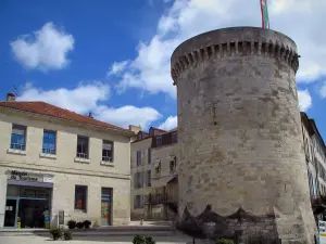 Périgueux - Tour Mataguerre, case della città e le nuvole in cielo blu