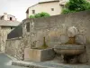 Pernes-les-Fontaines - Fontaine, Mauer und Häuser