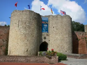 Péronne - Entrada al Museo de la Gran Guerra (Circuito de la Memoria) y las torres del castillo medieval