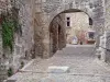 Pérouges - Tor En Bas, gepflasterte Gasse und Steinhäuser des mittelalterlichen Ortes