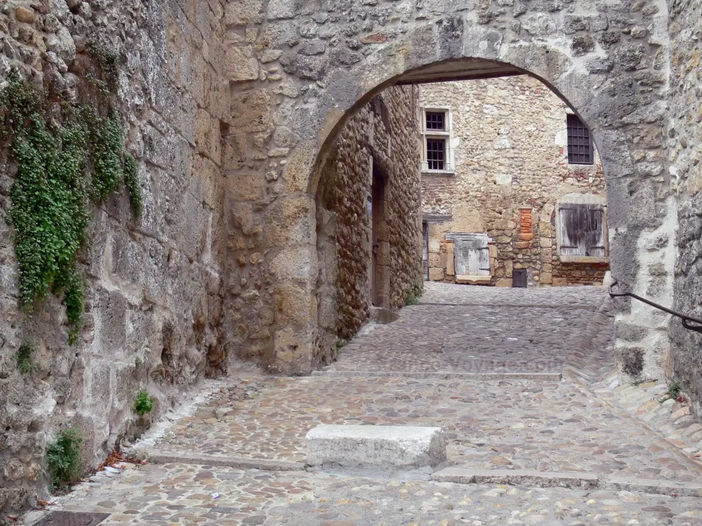 Pérouges - Porte d'En Bas, ruelle pavée et maisons en pierre du village médiéval