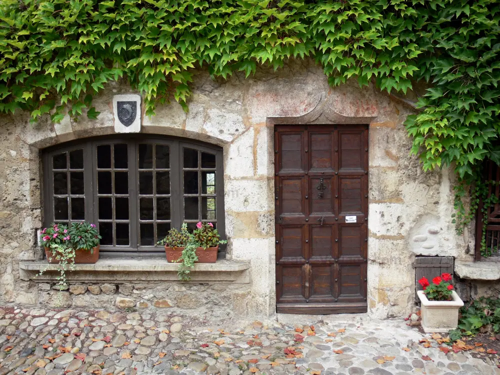 Pérouges - Porte et fenêtre d'une maison en pierre