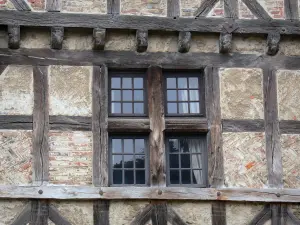 Pérouges - Fenster eines Fachwerkhauses