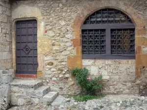 Pérouges - Maison Cazin, avec sa façade de pierres, sa porte en bois et sa fenêtre en plein cintre