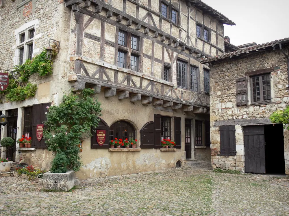 Pérouges - Façade à pans de bois de l'ostellerie