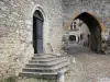 Pérouges - Portale della chiesa di S. Maria Maddalena e la porta dall'alto