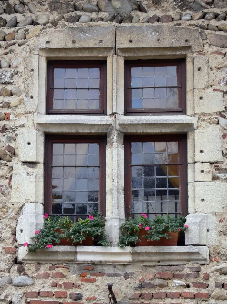 Pérouges - Fenêtre à meneaux agrémentée de fleurs