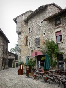 Pérouges - Maisons et terrasse de restaurant de la place du Tilleul (place de la Halle)