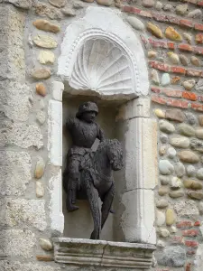Pérouges - Alcove with a wooden statue of Saint Georges (house of Old St. Georges)