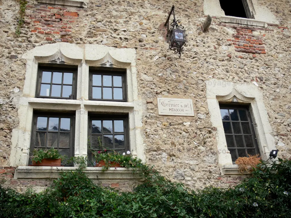 Pérouges - Façade du grenier à sel