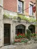 Pérouges - Davanti Ostellerie di davanzali suo con vasi di fiori decorati