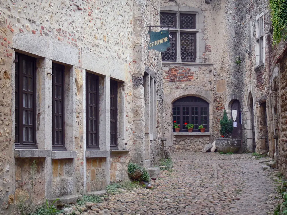 Pérouges - Rue du Prince menant à l'entrée de la maison des Princes (ancienne demeure des ducs de Savoie)