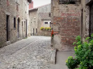 Pérouges - Gasse mit Pflasterstein und Häuser des mittelalterlichen Ortes