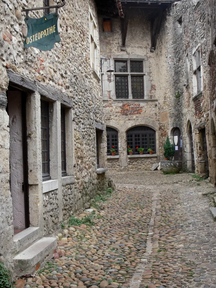 Pérouges - Rue du Prince avec maison en pierre en premier plan, et maison des Princes (ancienne demeure des ducs de Savoie) en second plan