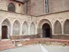 Perpignan - Criptas del Campo Santo, claustro funeral de Saint-Jean (claustro-cementerio), y la entrada a la capilla funeraria de San Juan Evangelista o capilla Funeraria