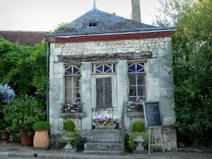 La Perrière - Vecchia facciata decorata con vasi di fiori
