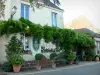 La Perrière - Maison d'Horbé et sa façade ornée d'une glycine, de fleurs et d'arbustes en pots