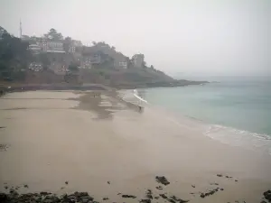 Perros-Guirec - Gran playa de arena y la costa salpicada de casas