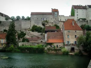 Pesmes - Rivière (l'Ognon), maisons, remparts (fortifications) et château