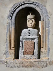 Pétètes chapel - Artless statuette decorating the facade of the Saint-Grégoire chapel; in Bénévent-et-Charbillac