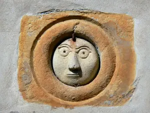 Pétètes chapel - Artless statuette decorating the facade of the Saint-Grégoire chapel; in Bénévent-et-Charbillac