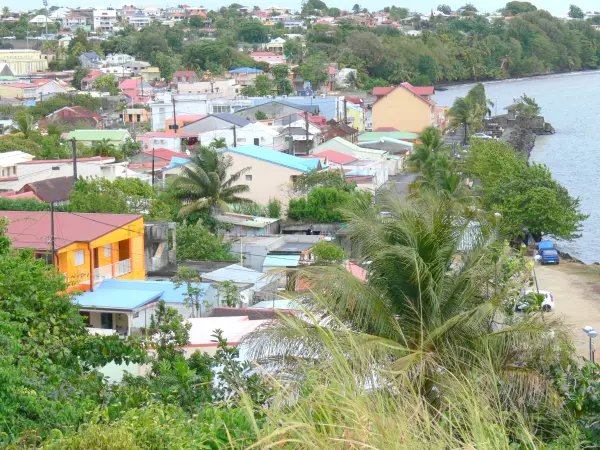 Petit-Bourg - Blick auf die Häuser von Petit-Bourg am Meeresufer, auf der Insel Basse-Terre