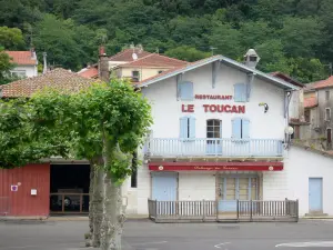 Peyrehorade - Fachadas de casas en la ciudad, incluyendo el restaurante