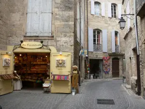 Pézenas - Altstadt: gepflasterte Gasse, kleine Boutiquen, Häuser aus Stein