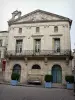 Pézenas - Vieille ville : ancienne maison consulaire (Maison des Métiers d'Art), arbustes en pots, sol pavé