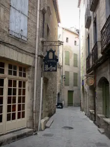 Pézenas - Vieille ville : ruelle pavée bordée de maisons