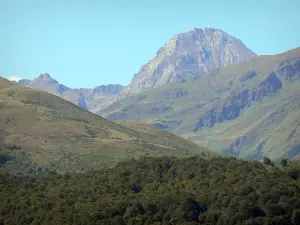 Pic du Midi de Bigorre - Montagnes des Pyrénées et Pic du Midi en arrière-plan