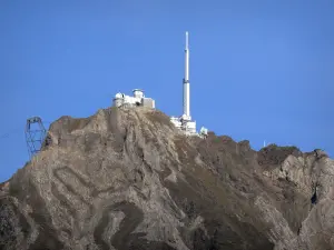 Pic du Midi de Bigorre - Summit of the peak with facilities of the observatory and the television antenna