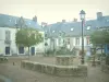 Piriac-sur-Mer - Square of the village (seaside resort) with well, lamppost, trees and houses