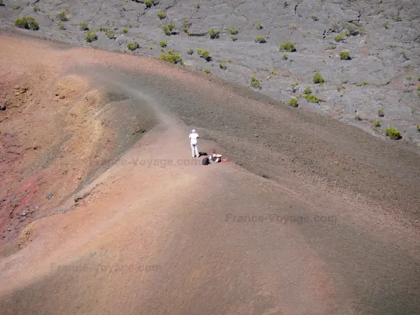 Piton de la Fournaise - Randonneurs sur le cratère du Formica Léo ; dans le Parc National de La Réunion