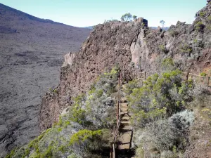 Piton de la Fournaise - Sentier de randonnée surplombant l'enclos Fouqué