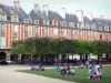 Place des Vosges - Pelouse du square Louis-XIII propice à la détente, rangées d'arbres et façades d'immeubles de l'ancienne place royale