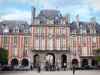 Place des Vosges - Façades du pavillon de la Reine (au centre) et des hôtels de l'Escalopier et d'Espinoy 