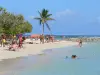 Plages de la Guadeloupe - Plage du Bourg de Sainte-Anne, sur l'île de la Grande-Terre : farniente sur le sable et baignade dans le lagon
